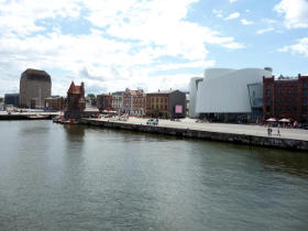 Taichi-Qigong Urlaub - Hafen mit Ozeaneum in Stralsund